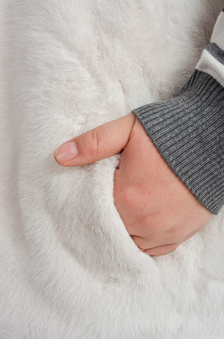 Класичний короткий жилет з екохутра великих розмірів