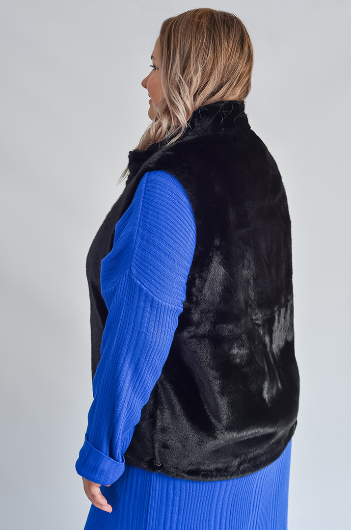 Класичний короткий жилет з екохутра великих розмірів