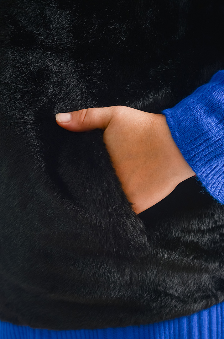 Класичний короткий жилет з екохутра великих розмірів