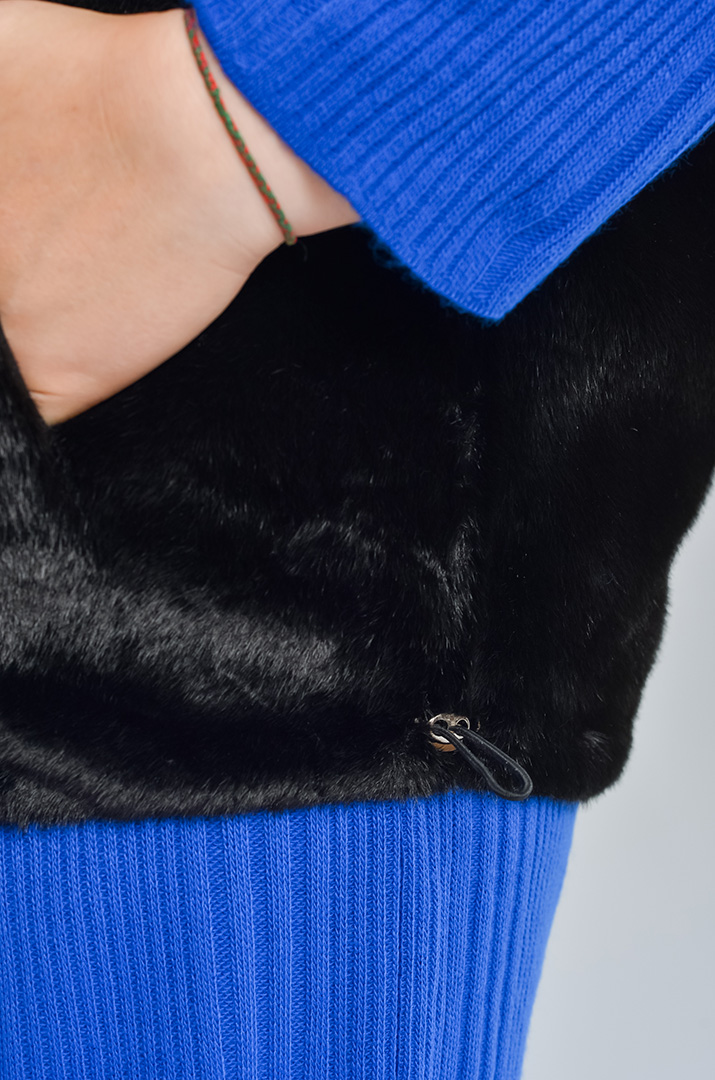 Класичний короткий жилет з екохутра великих розмірів