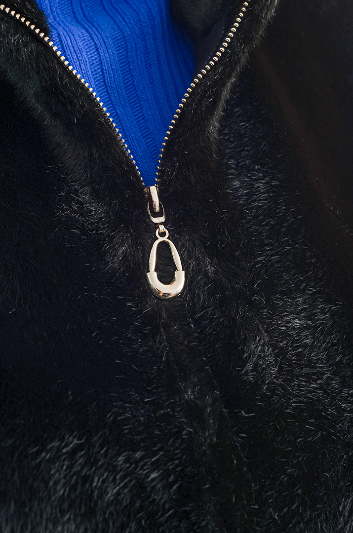 Класичний короткий жилет з екохутра великих розмірів