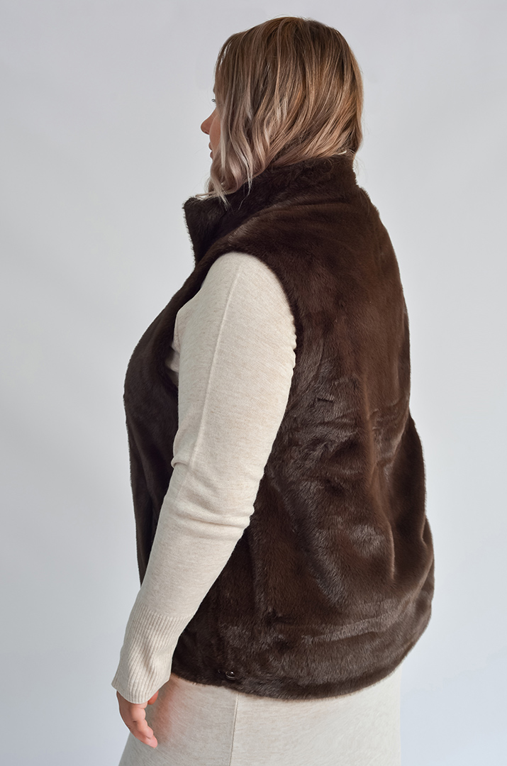 Класичний короткий жилет з екохутра великих розмірів
