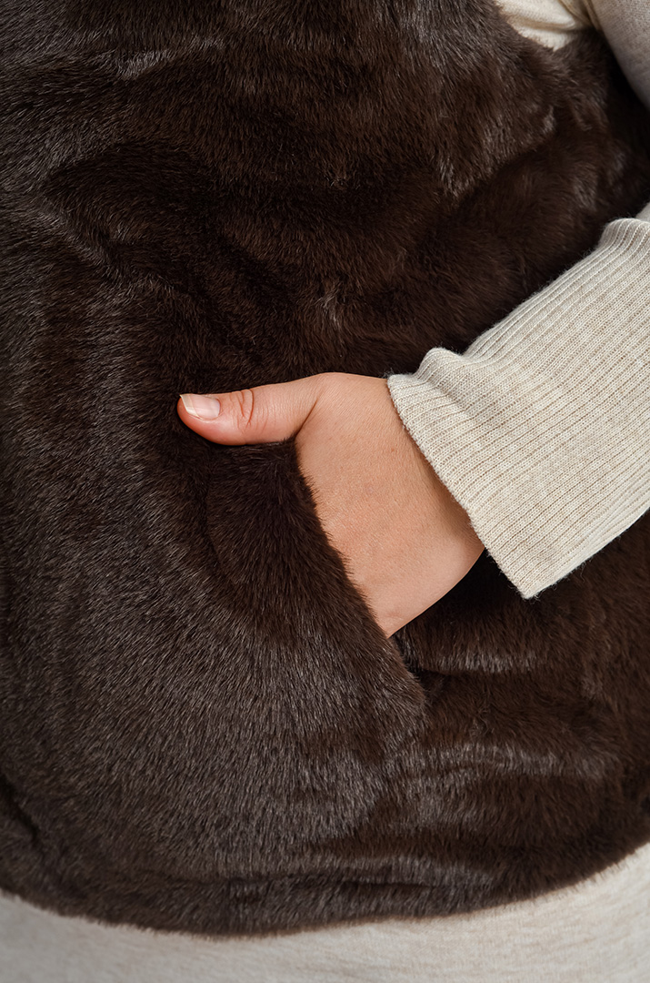 Класичний короткий жилет з екохутра великих розмірів