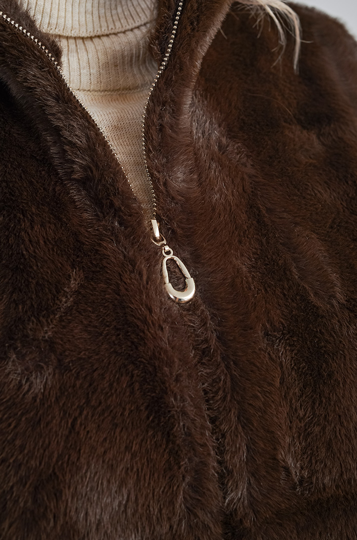 Класичний короткий жилет з екохутра великих розмірів