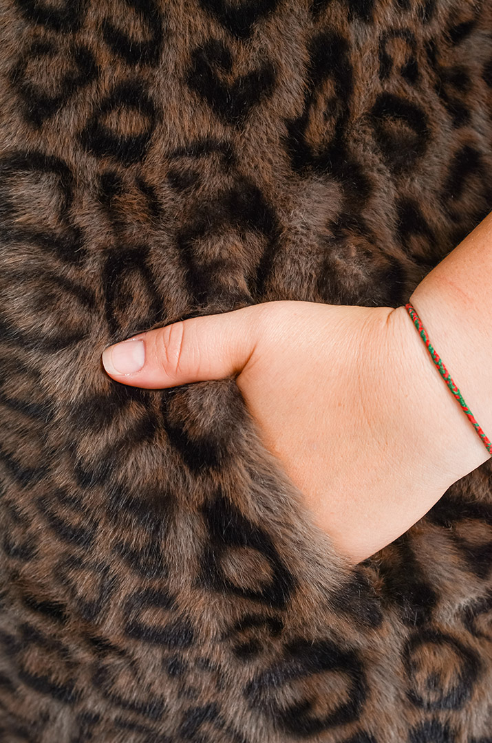 Класичний короткий жилет з екохутра великих розмірів