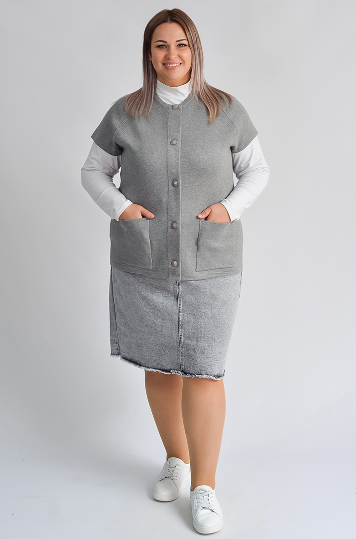 Короткий жилет на ґудзиках з накладними кишенями великих розмірів