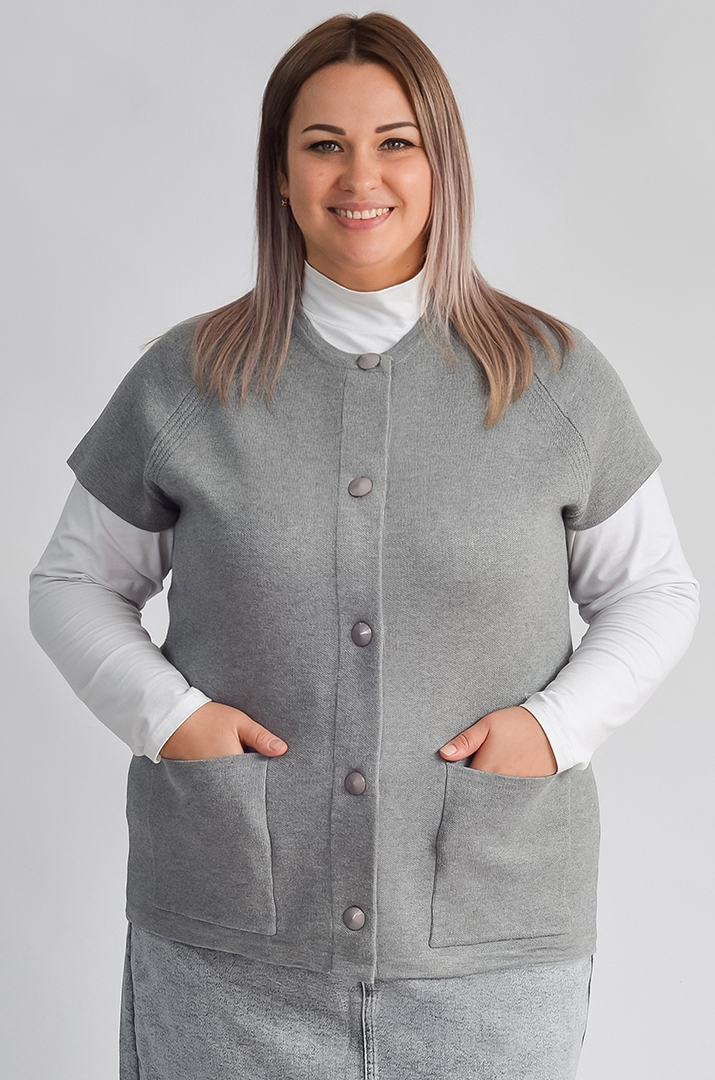 Короткий жилет на ґудзиках з накладними кишенями великих розмірів