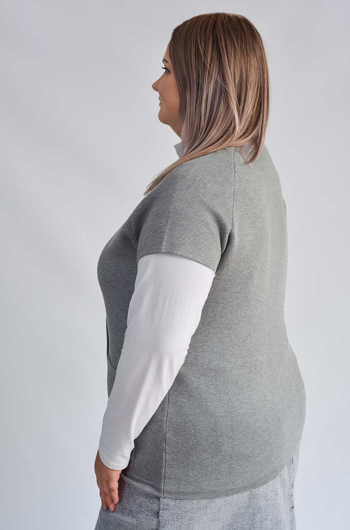 Короткий жилет на ґудзиках з накладними кишенями великих розмірів