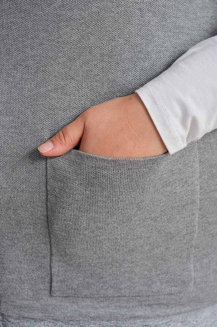 Короткий жилет на ґудзиках з накладними кишенями великих розмірів