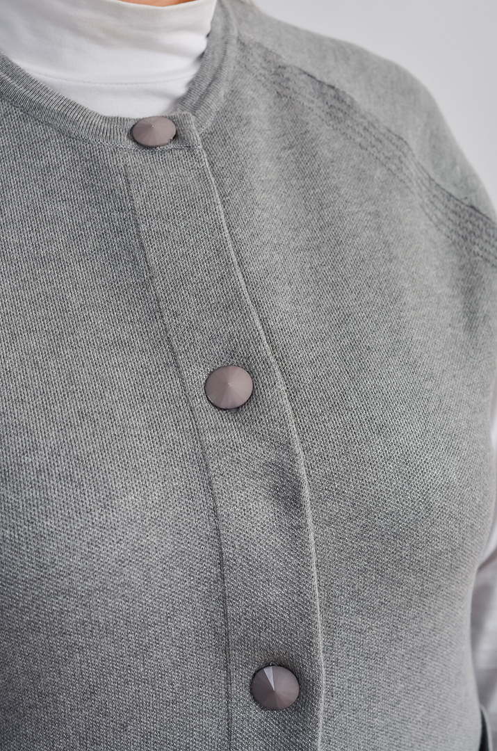 Короткий жилет на ґудзиках з накладними кишенями великих розмірів