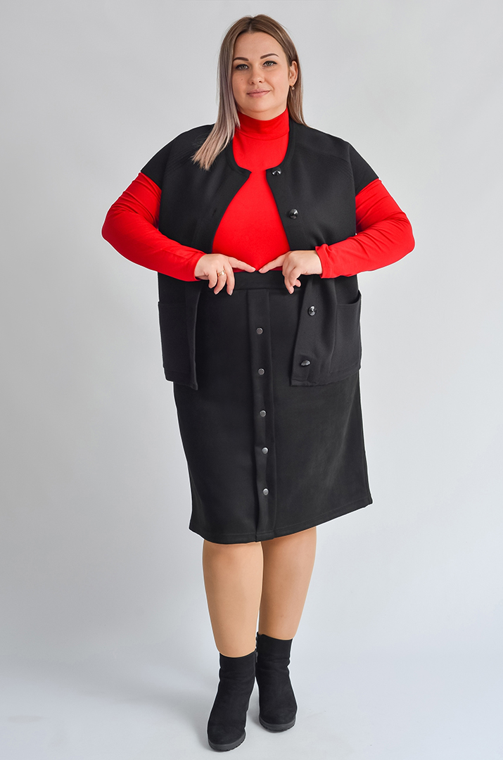 Короткий жилет на ґудзиках з накладними кишенями великих розмірів