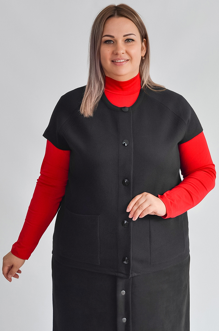 Короткий жилет на ґудзиках з накладними кишенями великих розмірів