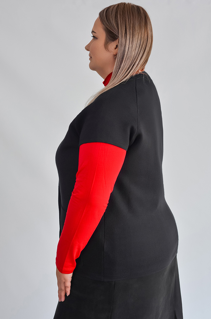 Короткий жилет на ґудзиках з накладними кишенями великих розмірів