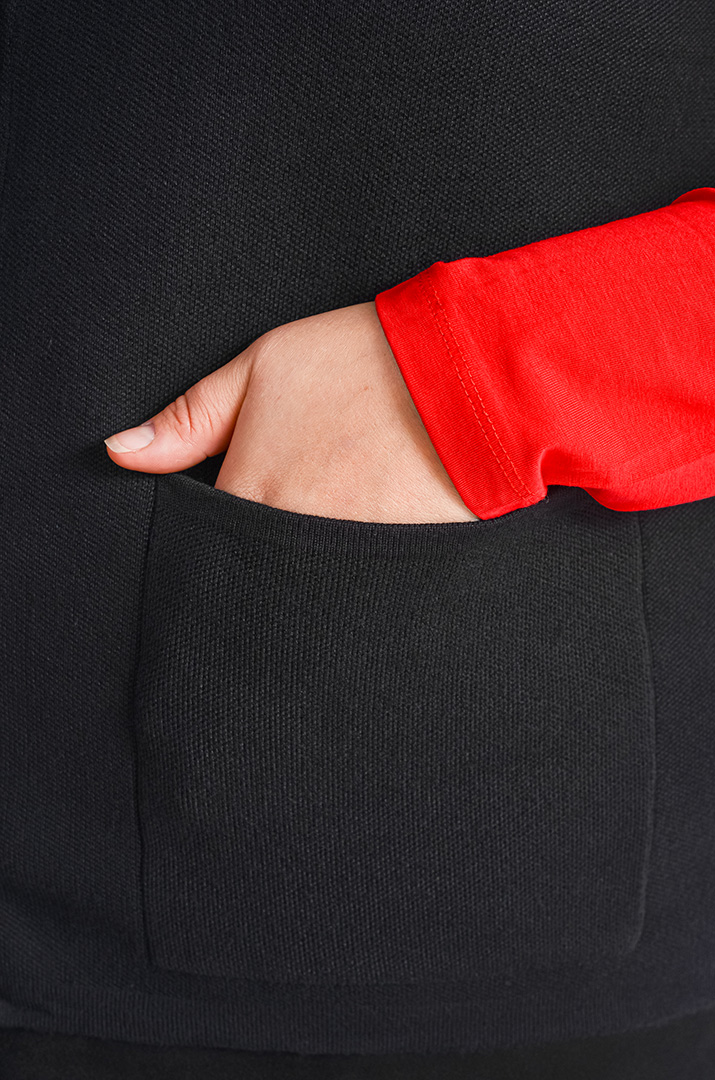 Короткий жилет на ґудзиках з накладними кишенями великих розмірів