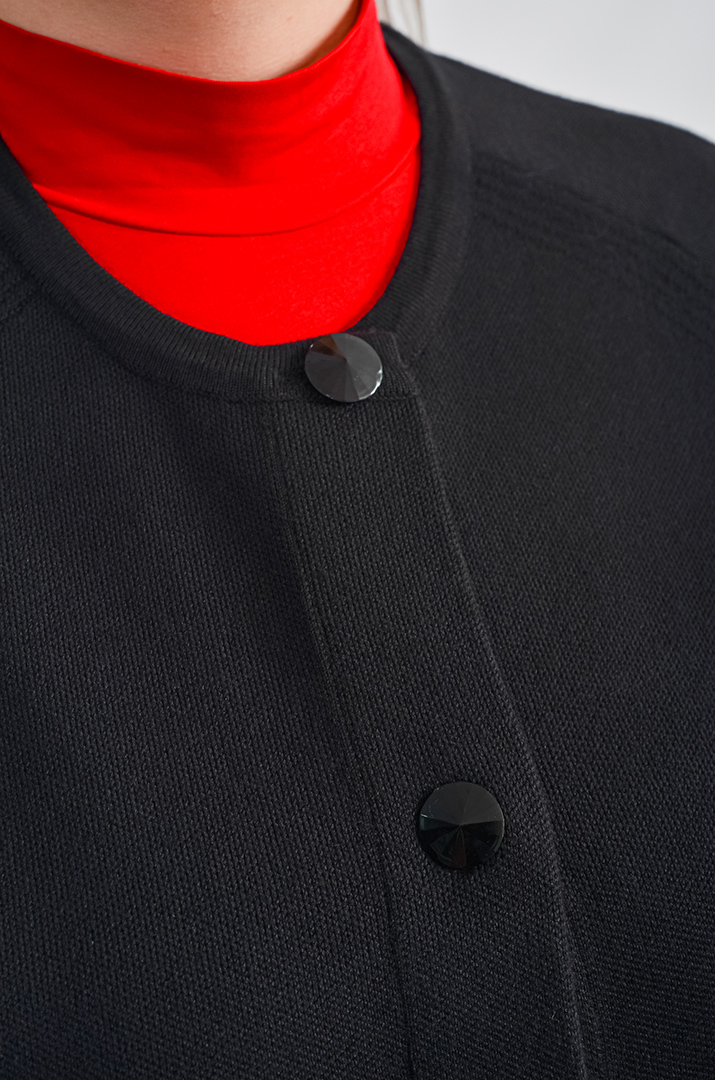 Короткий жилет на ґудзиках з накладними кишенями великих розмірів