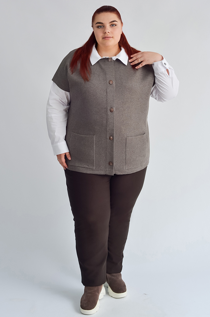 Короткий жилет на ґудзиках з накладними кишенями великих розмірів