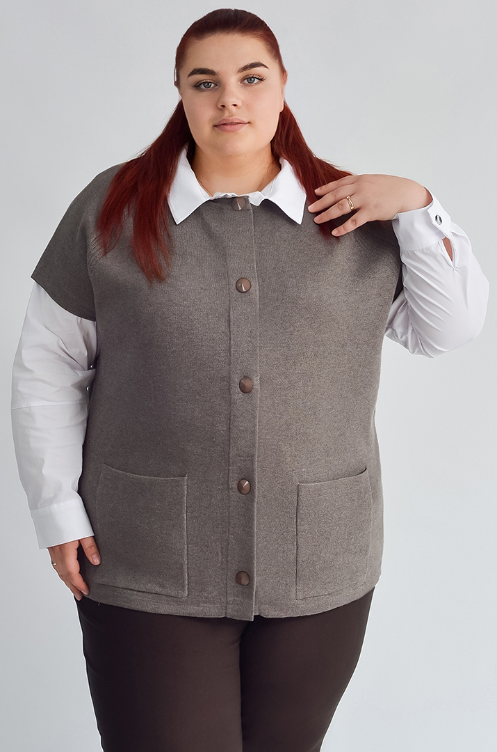 Короткий жилет на ґудзиках з накладними кишенями великих розмірів