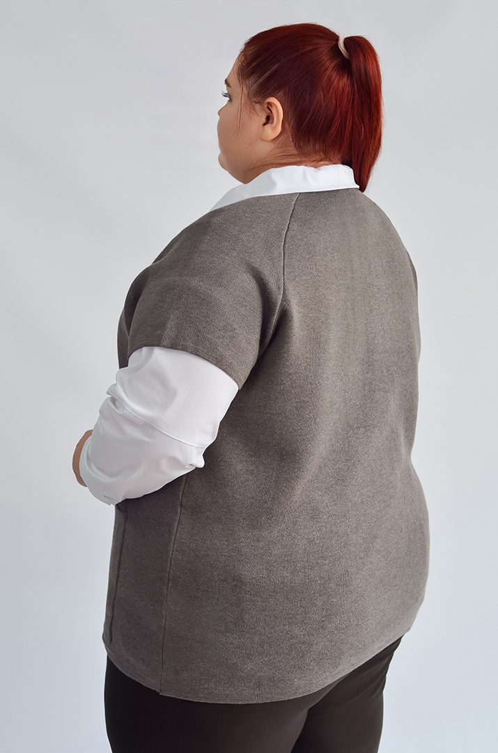 Короткий жилет на ґудзиках з накладними кишенями великих розмірів