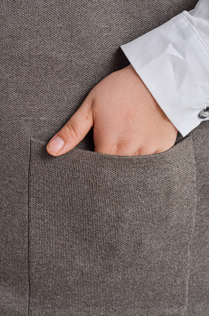 Короткий жилет на ґудзиках з накладними кишенями великих розмірів