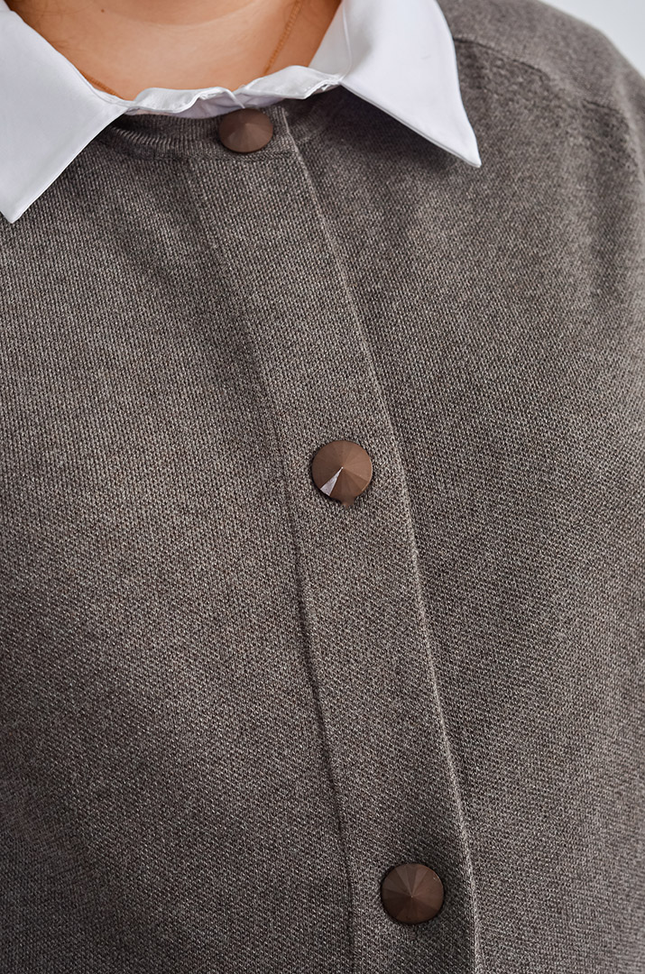 Короткий жилет на ґудзиках з накладними кишенями великих розмірів