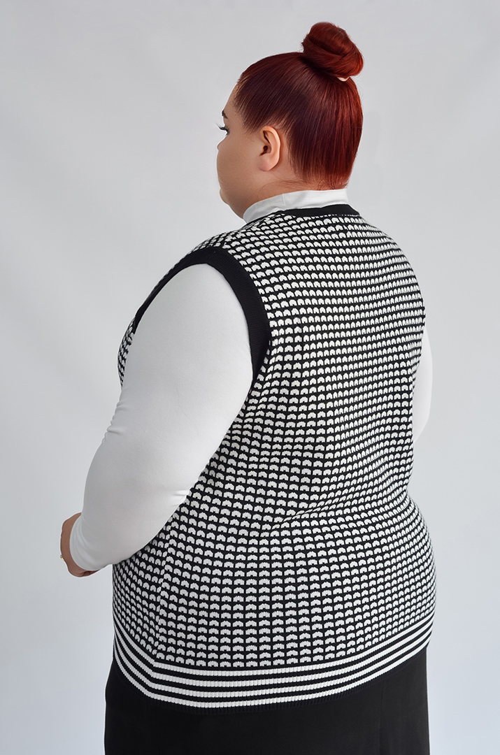 Короткий жилет з геометричним візерунком великих розмірів