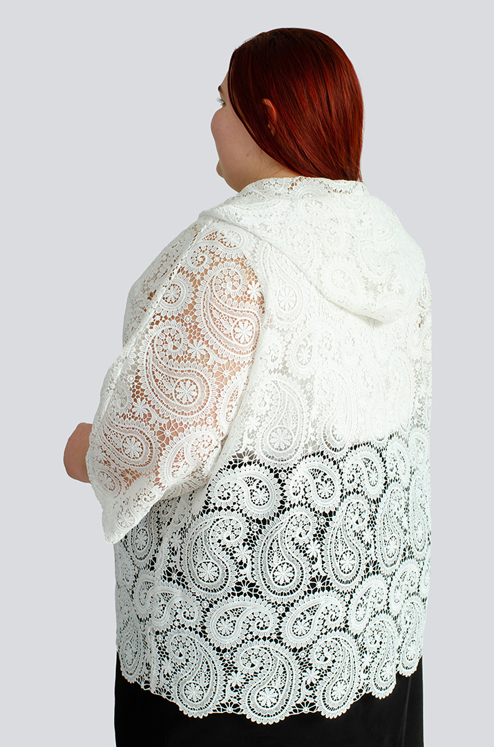 Кружевной короткий кардиган с капюшоном больших размеров