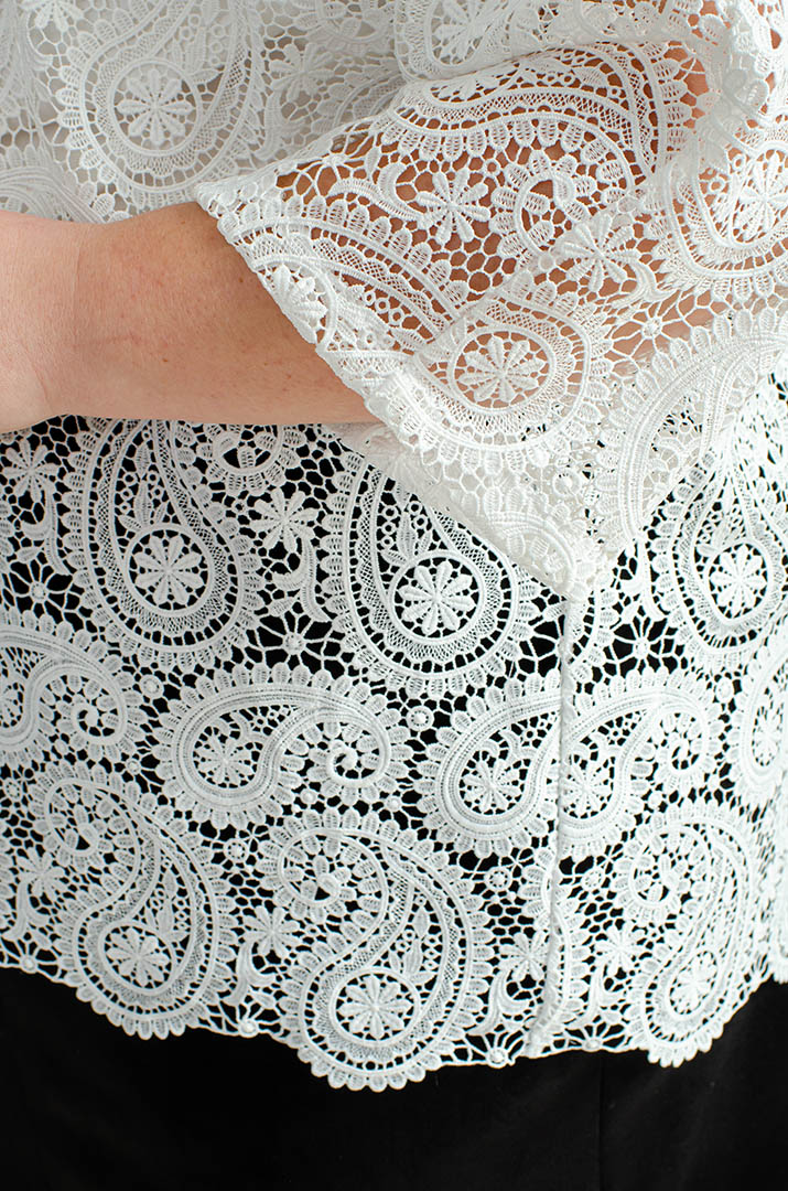 Кружевной короткий кардиган с капюшоном больших размеров