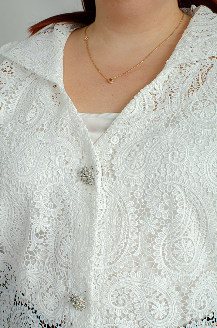 Кружевной короткий кардиган с капюшоном больших размеров