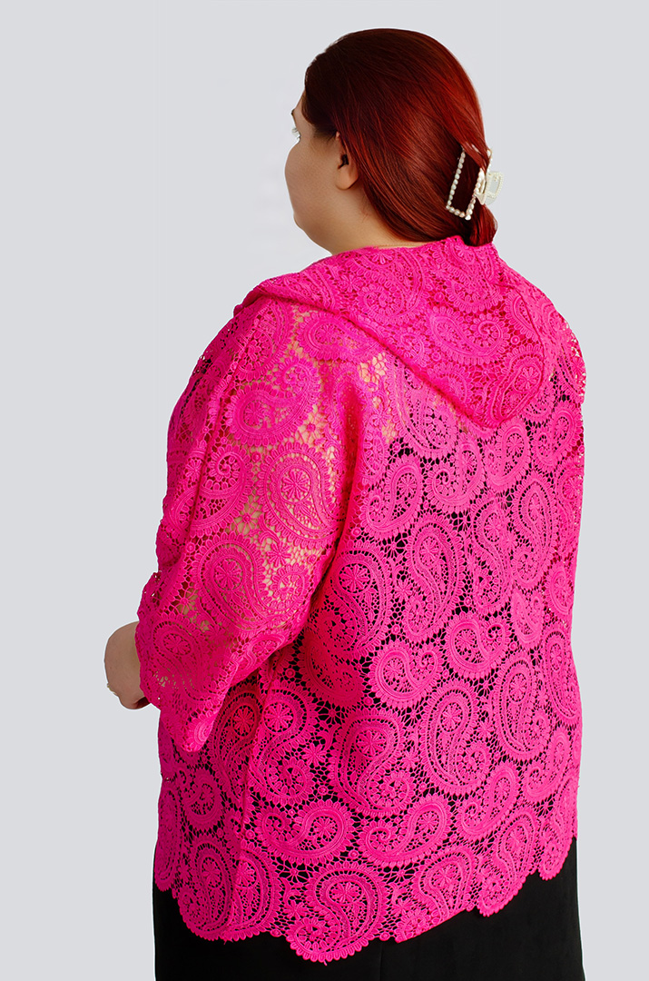 Кружевной короткий кардиган с капюшоном больших размеров