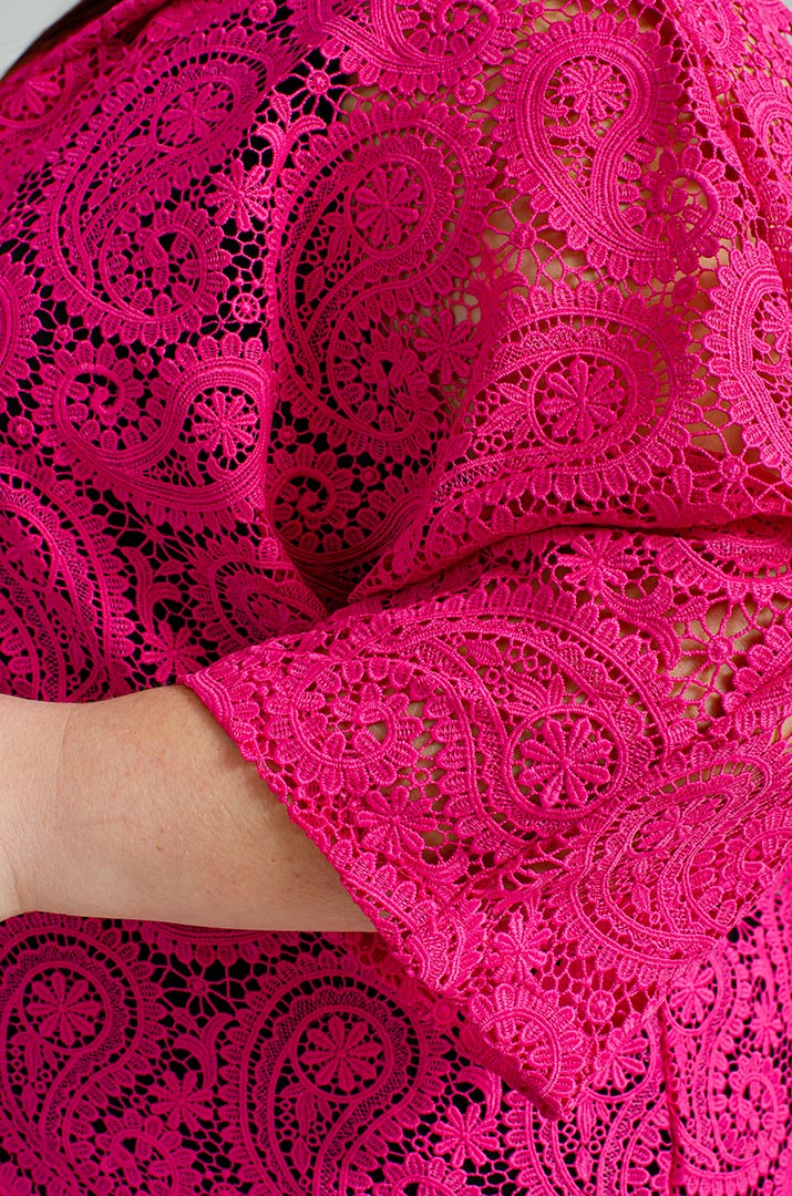 Кружевной короткий кардиган с капюшоном больших размеров