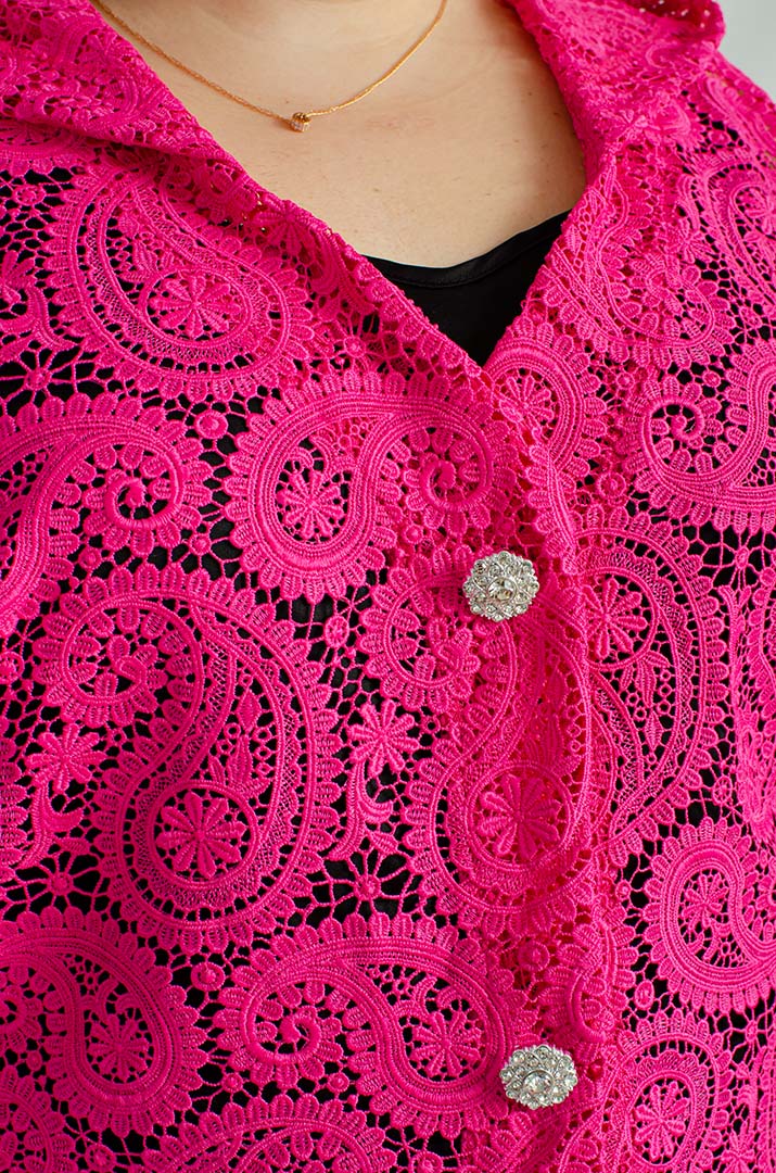 Кружевной короткий кардиган с капюшоном больших размеров