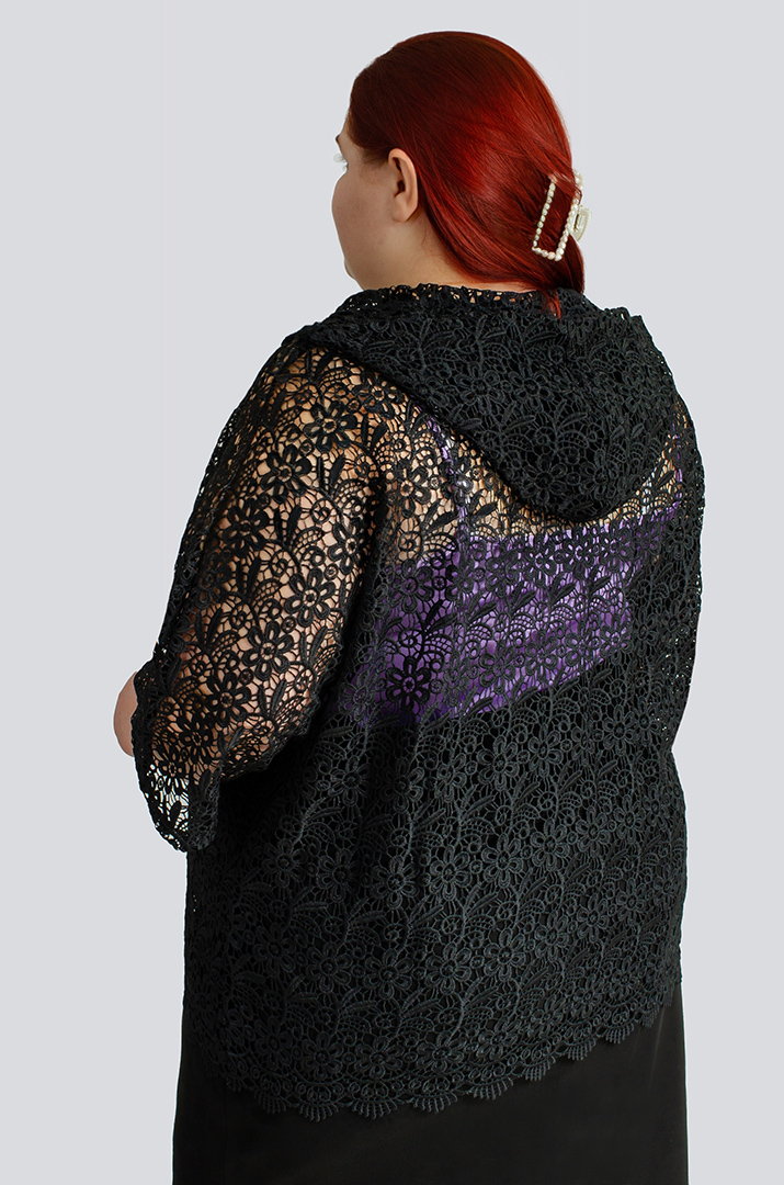 Кружевной короткий кардиган с капюшоном больших размеров