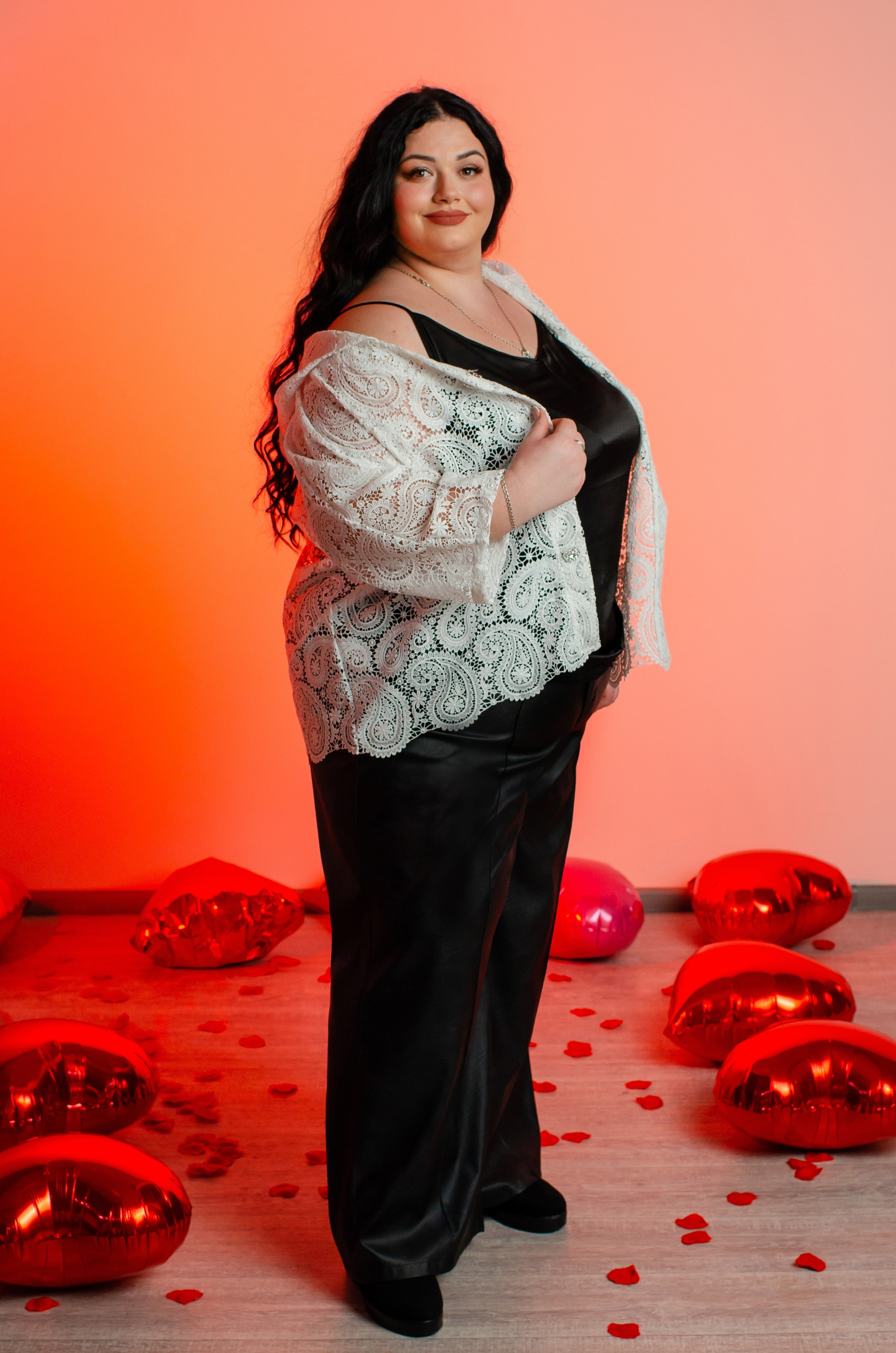 Кружевной короткий кардиган с капюшоном больших размеров