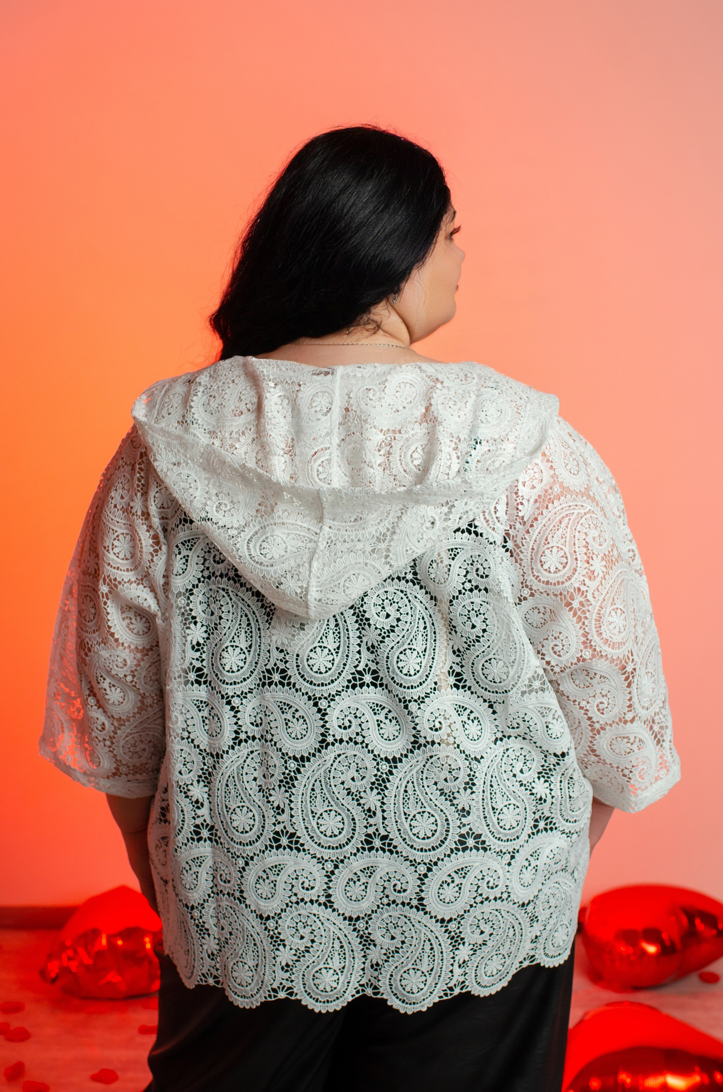 Кружевной короткий кардиган с капюшоном больших размеров