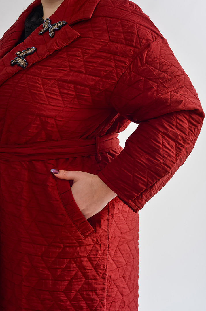 Длинный стеганый кардиган с фактурной аппликацией больших размеров