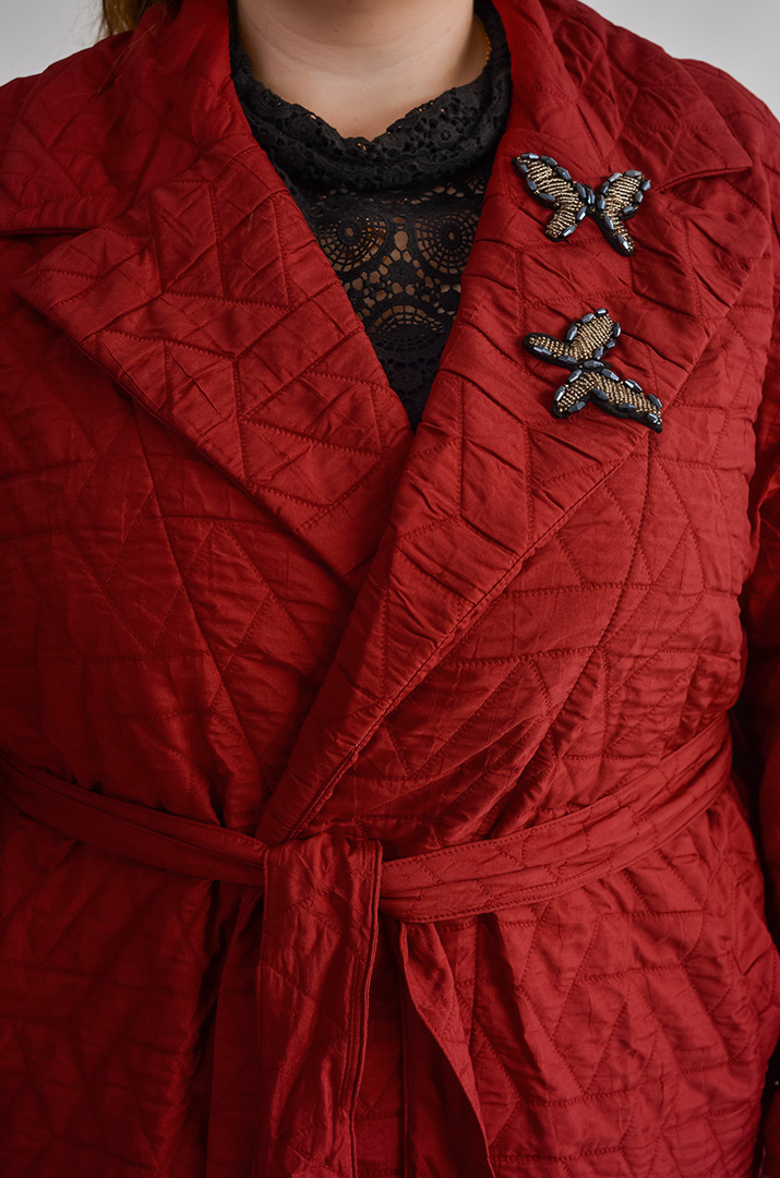 Длинный стеганый кардиган с фактурной аппликацией больших размеров