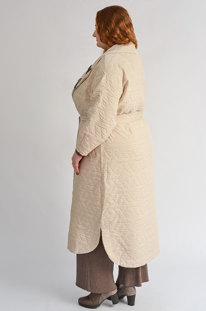 Длинный стеганый кардиган с фактурной аппликацией больших размеров