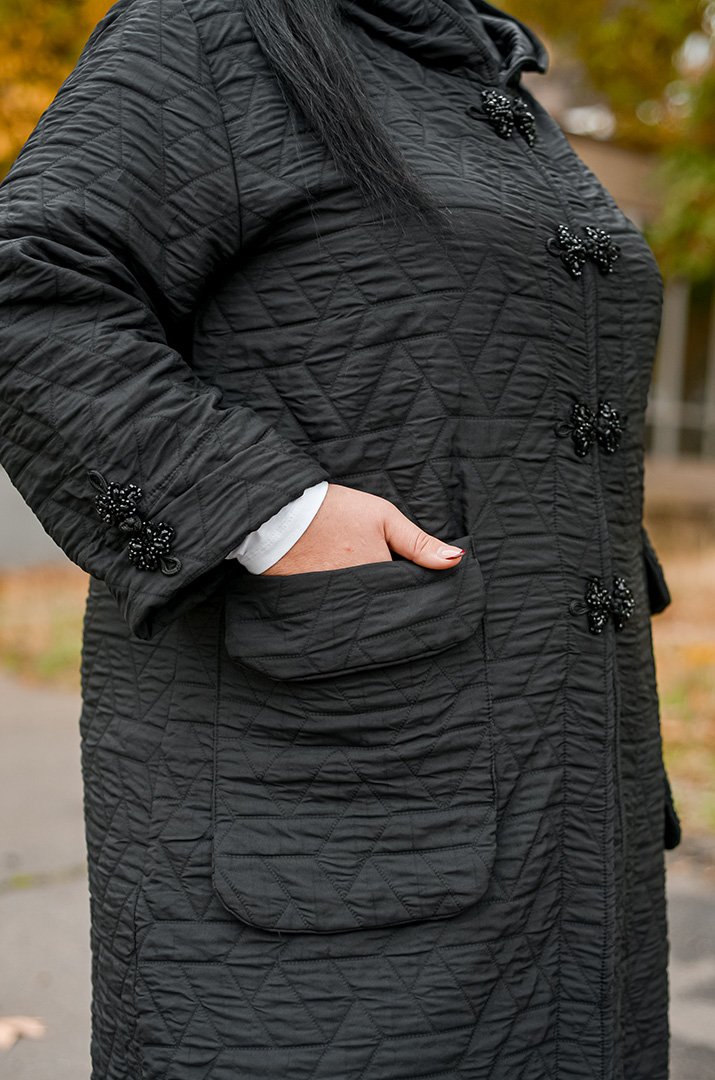 Довгий стьобаний кардиган з капюшоном та фігурними застібками великих розмірів