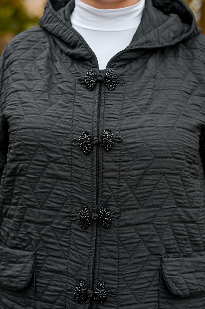 Довгий стьобаний кардиган з капюшоном та фігурними застібками великих розмірів