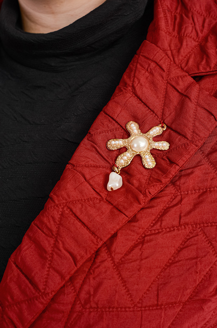 Кардиган з декоративною прикрасою та стьобаною фактурою великих розмірів