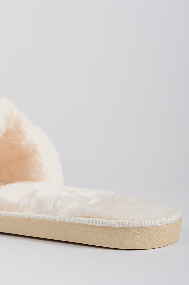 Капці з еко-хутра молочного кольору з декоративною стрічкою та блискітками великих розмірів