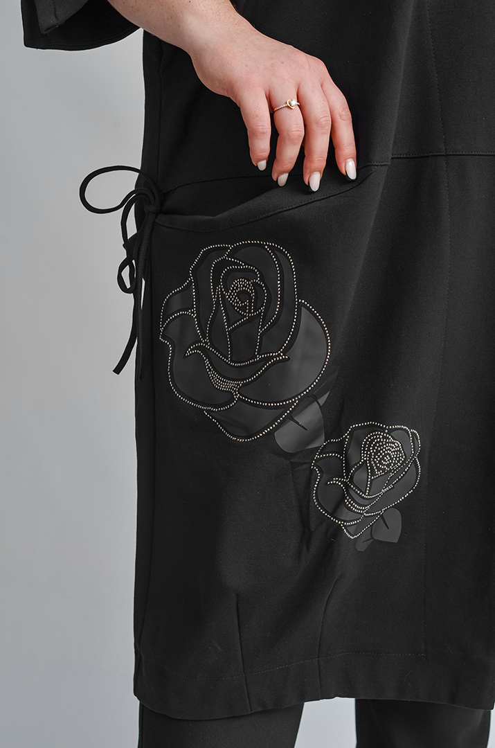 Черный длинный кардиган с цветочным декором и боковыми завязками больших размеров