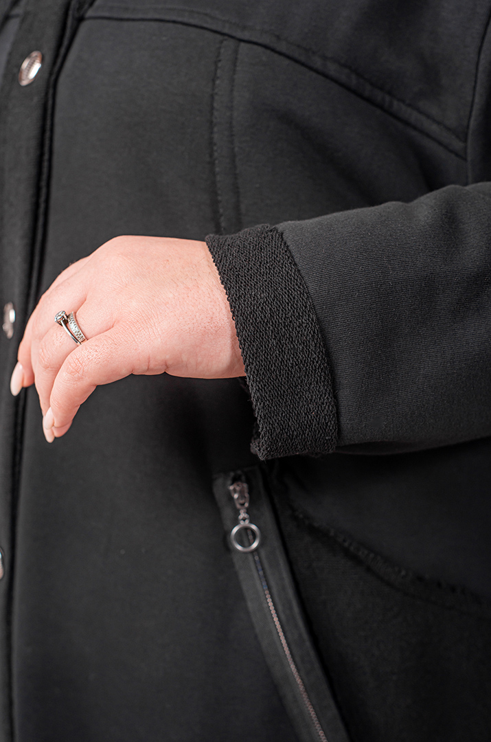 Чорний кардиган на ґудзиках з оригінальними кишенями великих розмірів