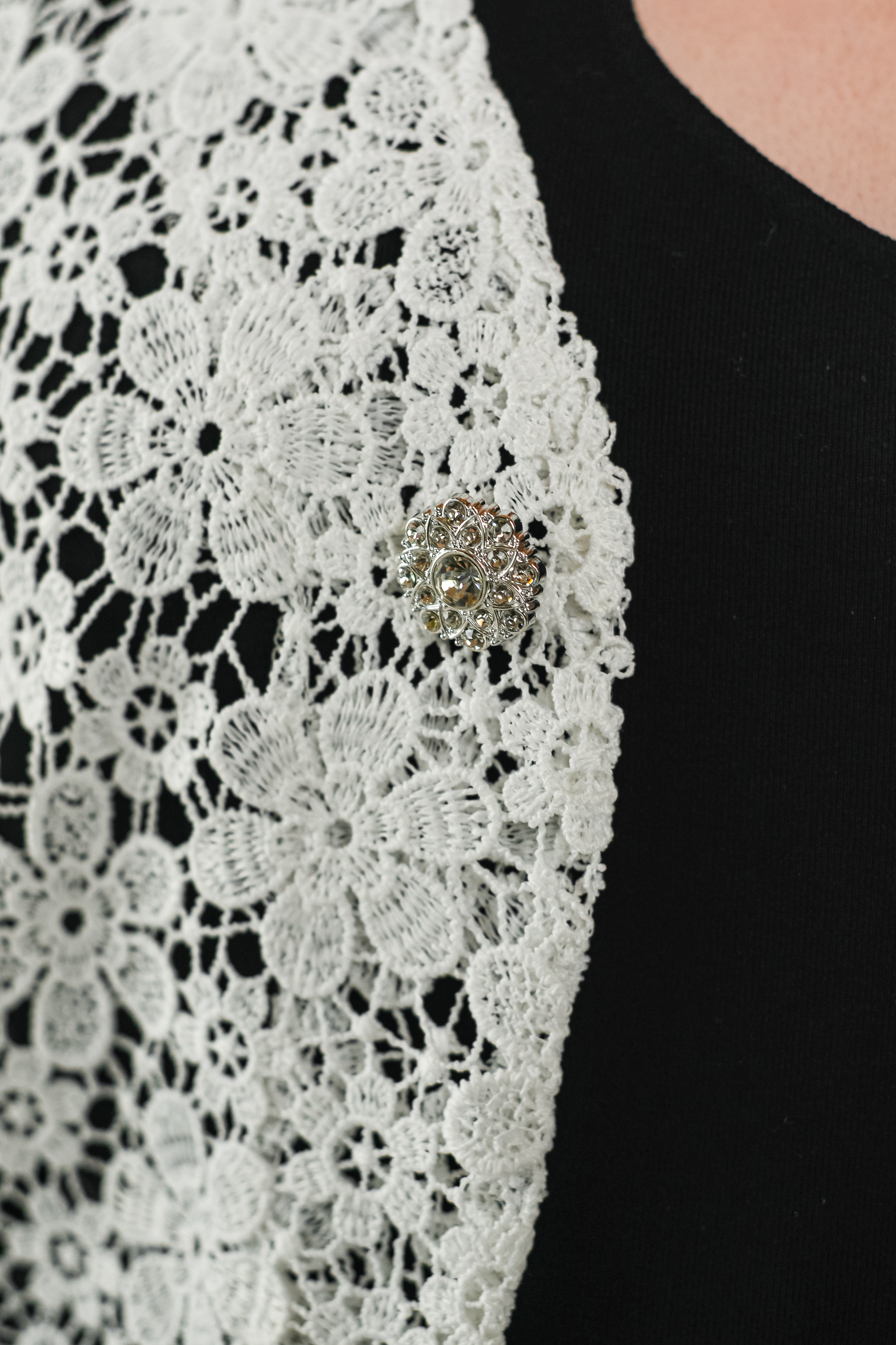 Кардиган короткий мереживний із декоративними кнопками великих розмірів