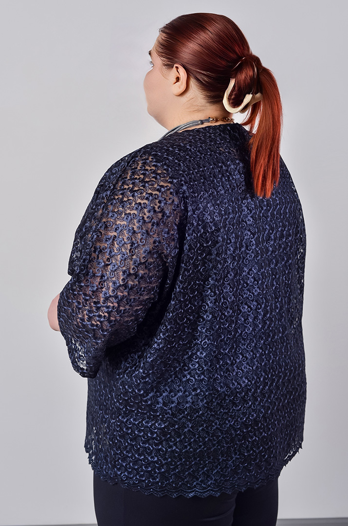 Короткий темно-синій кардиган з ажурного гіпюру великих розмірів