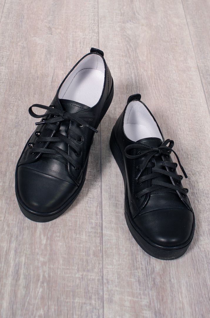 Шкіряні кеди у трендовому кольорі великих розмірів