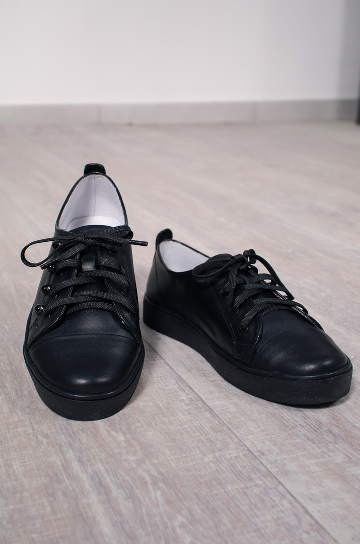 Шкіряні кеди у трендовому кольорі великих розмірів