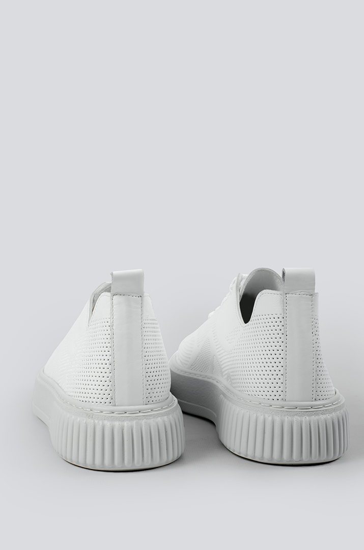 Білі кеди з перфорацією великих розмірів