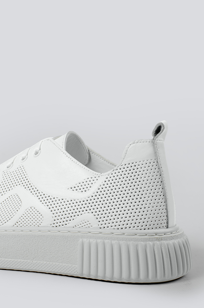 Білі кеди з перфорацією великих розмірів