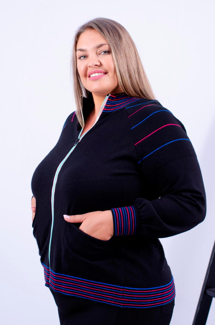 Кофта з яскравими вставками коротка